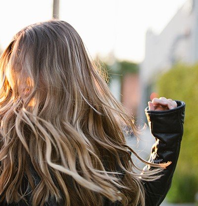 Article_Long_Blond_Hair